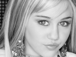 Miley Cyrus, Blonde, ear-ring