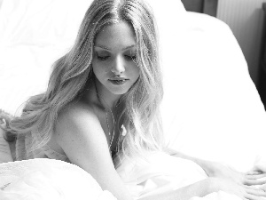 Amanda Seyfried, White Bed