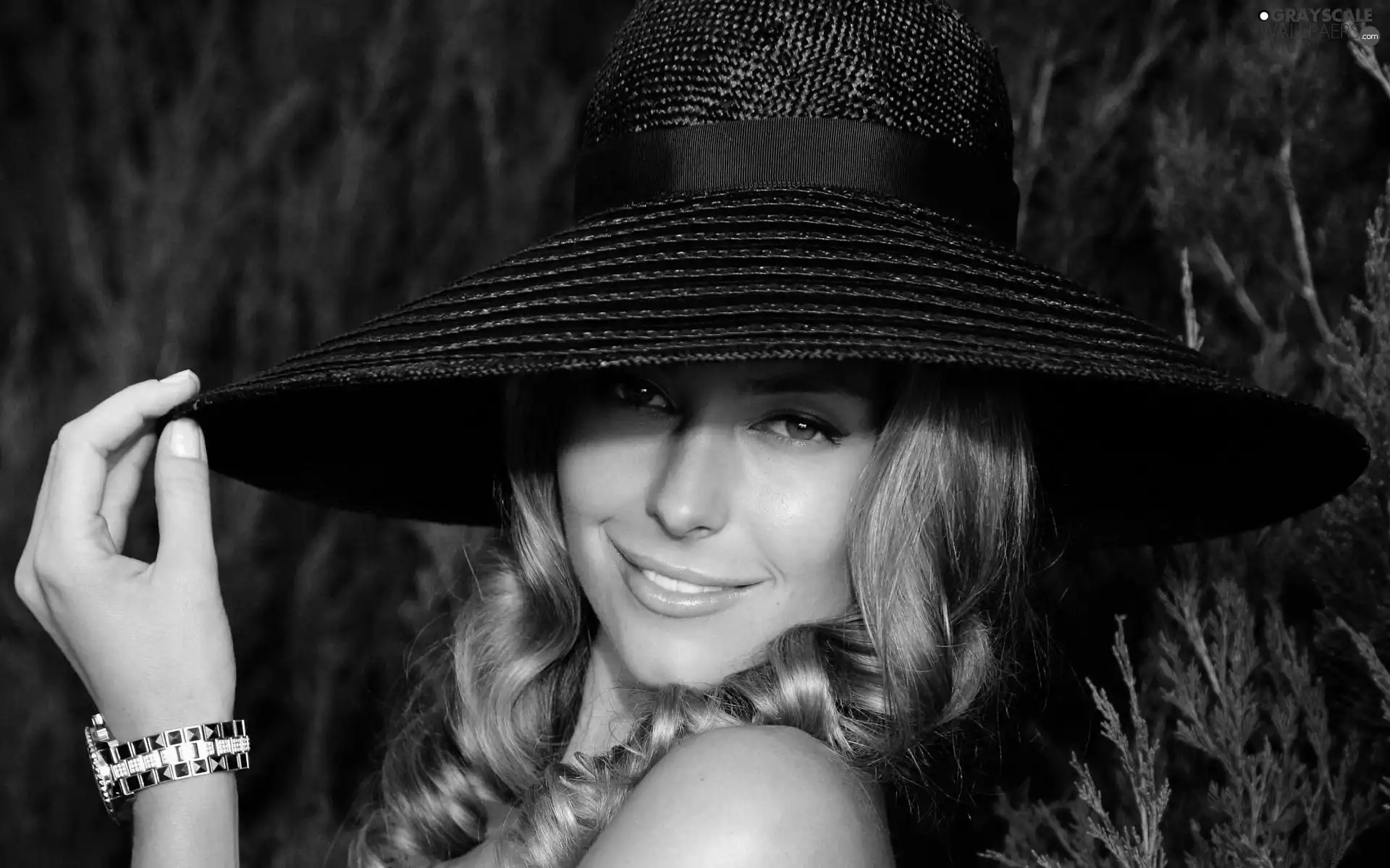 Smile, Jennifer Hawkins, Hat
