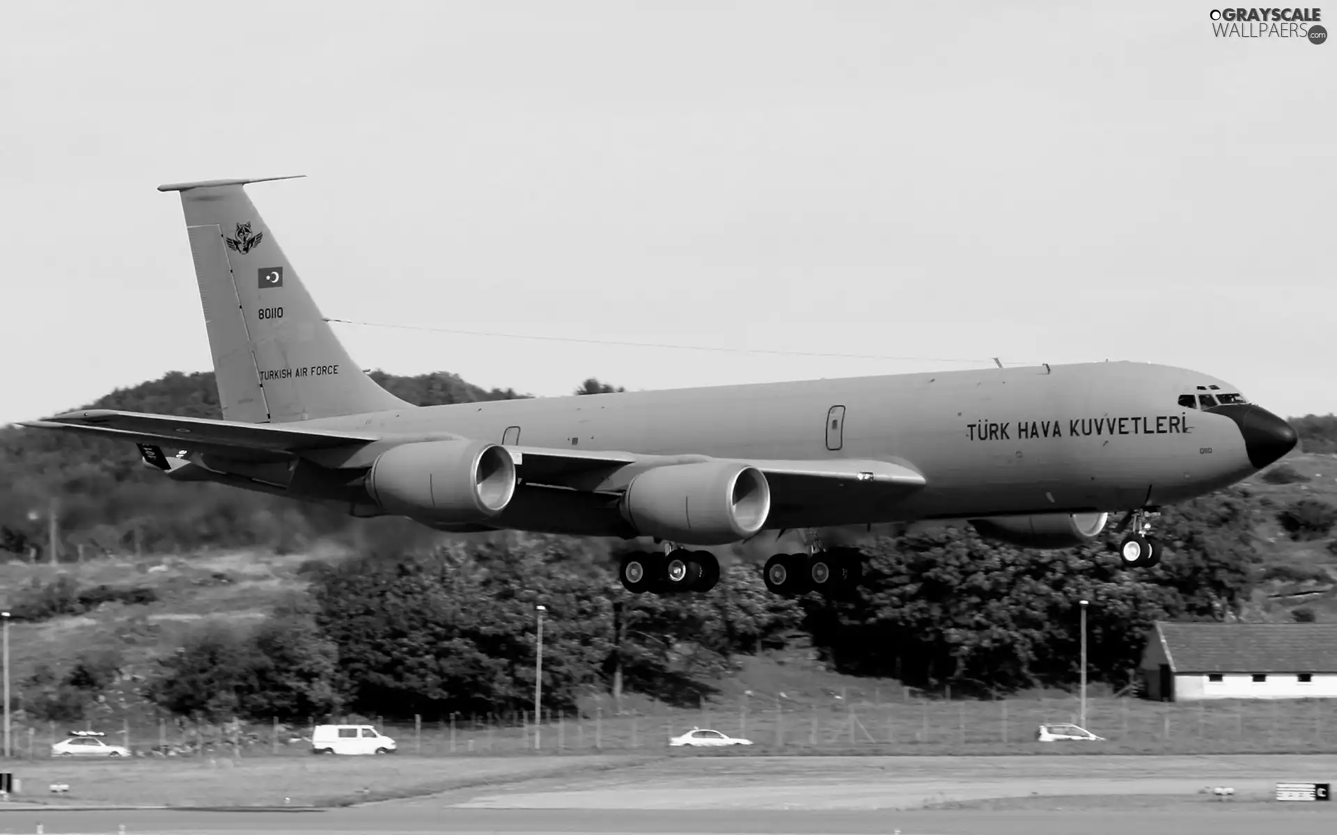 KC-135 Stratotanker, landing