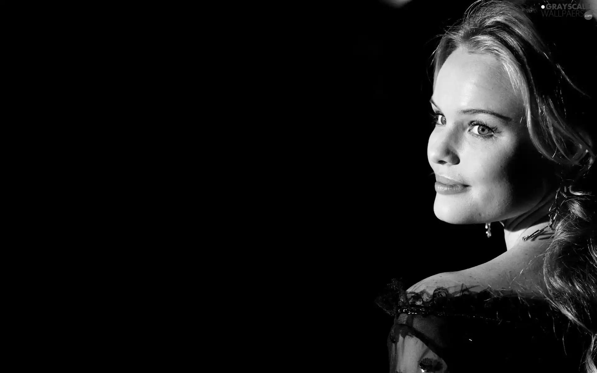 smiling, black, tunic, Kate Bosworth