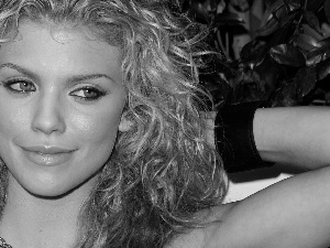 Annalynne Mc Cord, Blonde