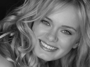 Smile, Sara Paxton, Blonde