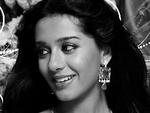 Smile, Amrita Rao, brunette