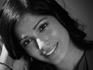 Smile, Freida Pinto, brunette