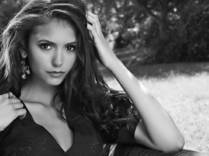 Nina Dobrev, ear-ring