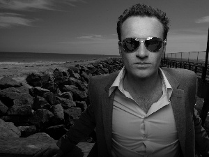 Julian McMahon, shirt, Glasses, stretched