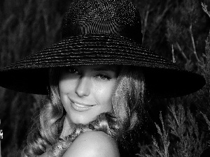 Smile, Jennifer Hawkins, Hat