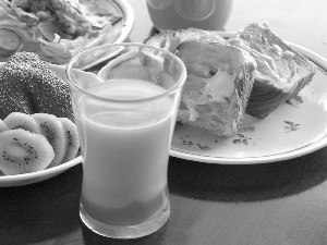 cake, strawberries, kiwi, juice