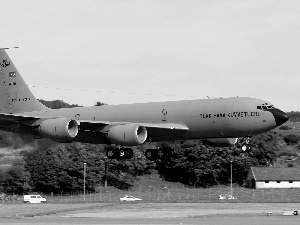 KC-135 Stratotanker, landing