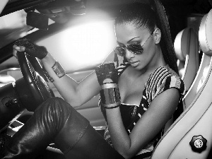 Nicole Scherzinger, Automobile