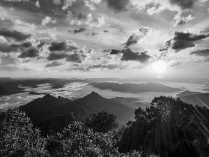 Mountains, rays of the Sun, Sky, Fog