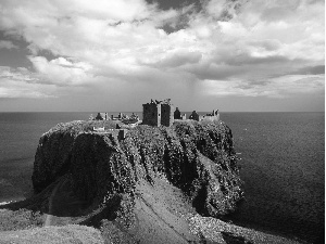 Sky, mountains, ruins, sea