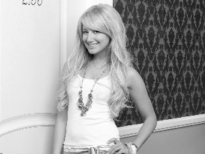 smiling, Ashley Tisdale