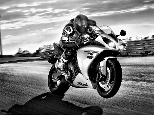 Yamaha R1, track