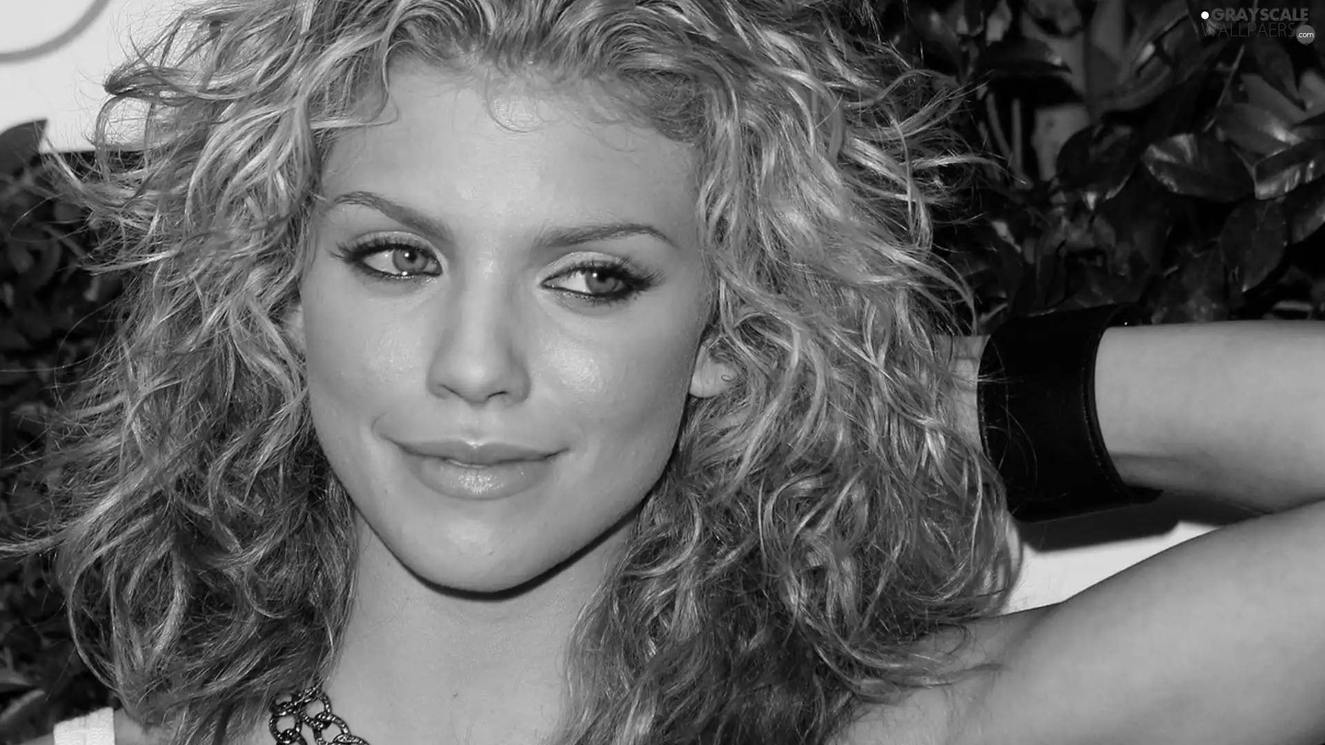 Annalynne Mc Cord, Blonde