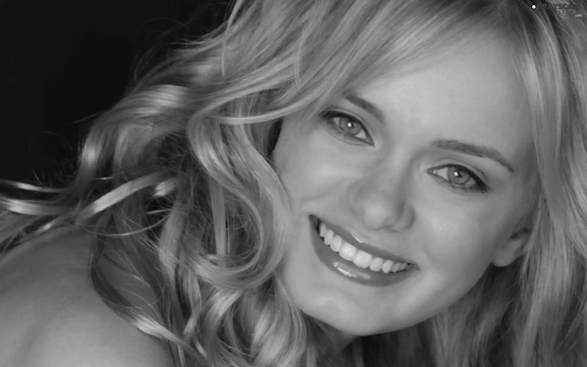 Smile, Sara Paxton, Blonde