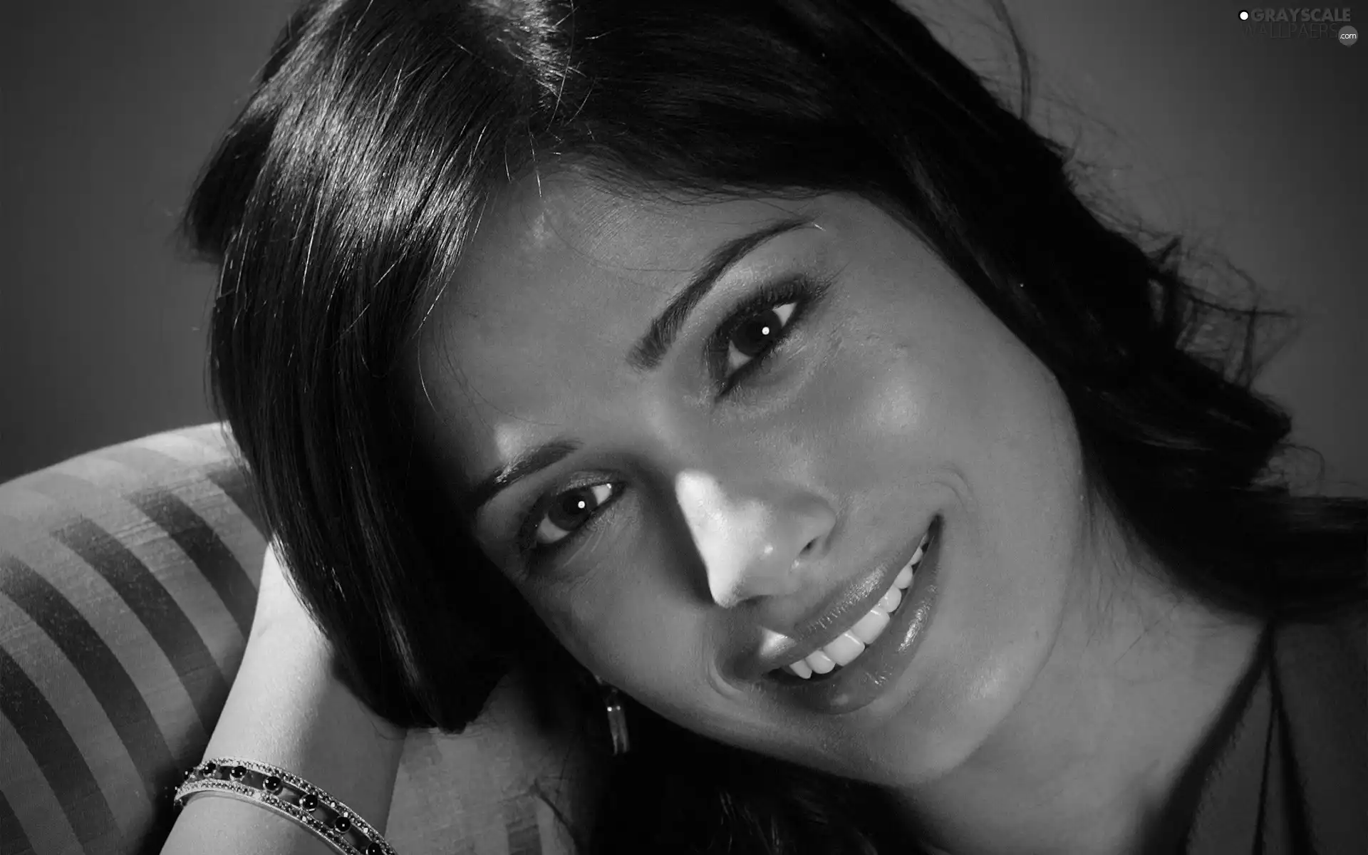 Smile, Freida Pinto, brunette