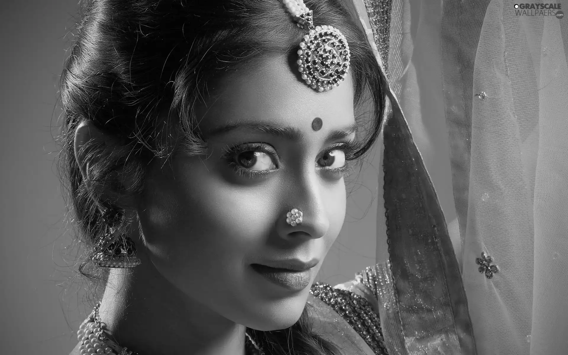 ear-ring, Shriya Saran, brunette