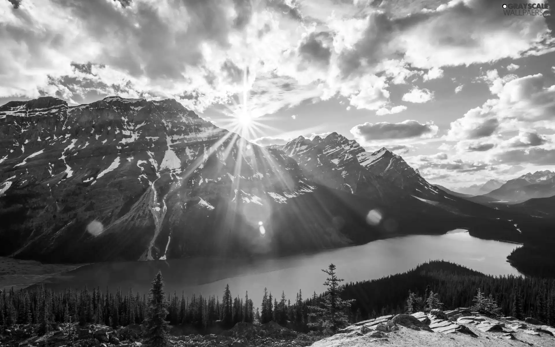 Banff National Park, Peyto Lake, forest, Sky, Province of Alberta, Canada, rays of the Sun, Mountains, clouds