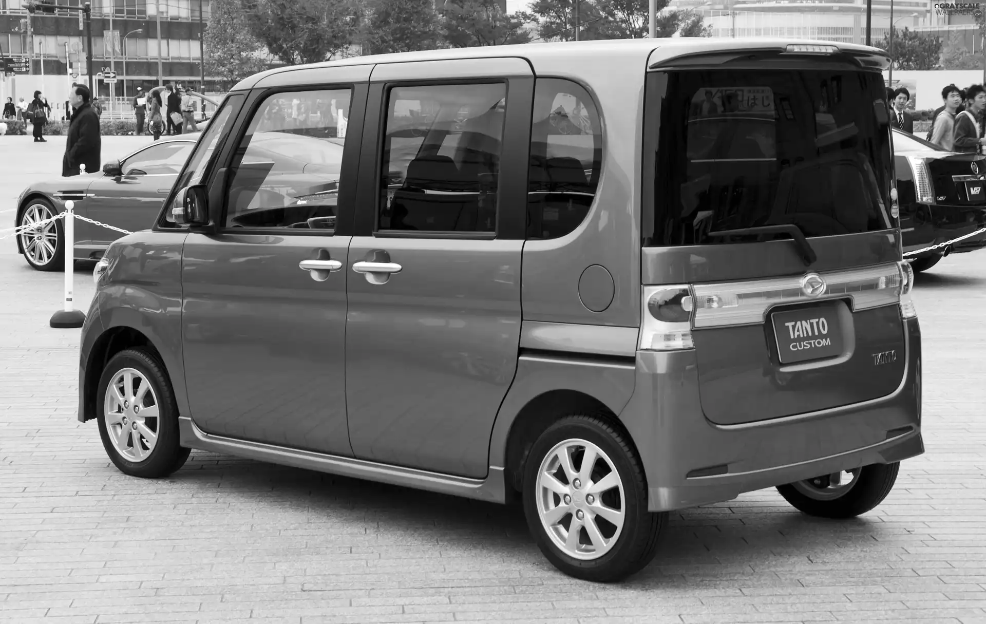 Daihatsu Tanto, Custom