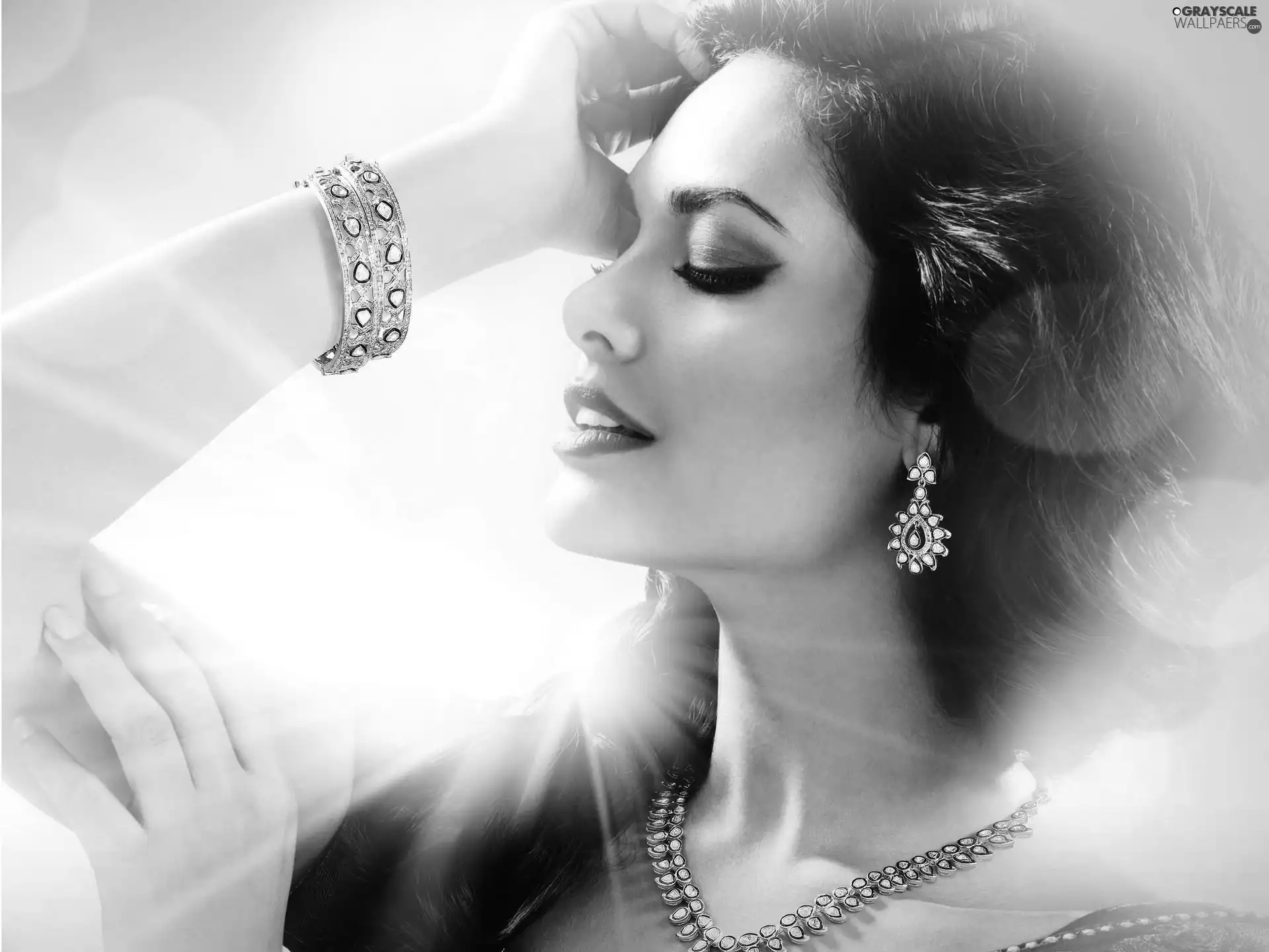 Women, jewellery, Esha Gupta, make-up