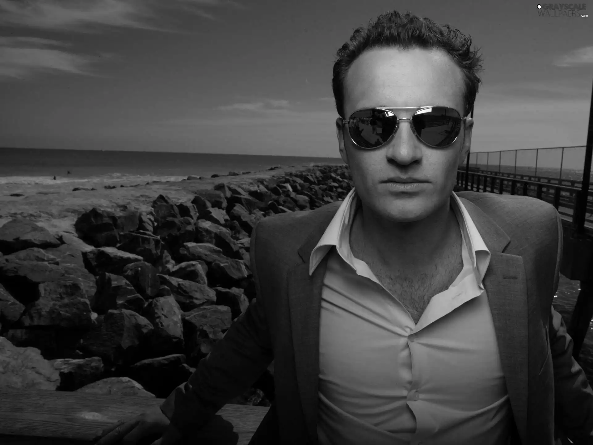 Julian McMahon, shirt, Glasses, stretched