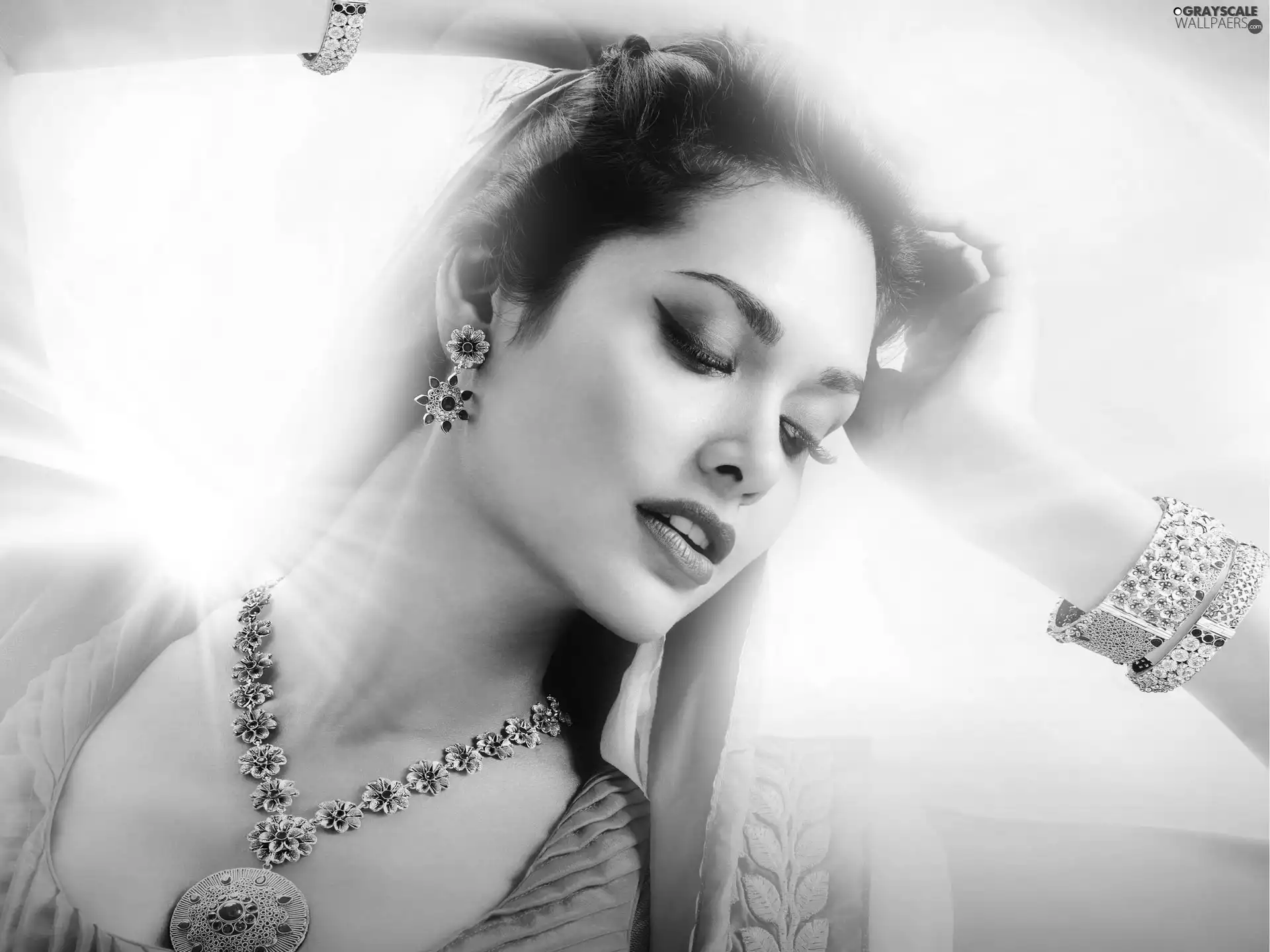 Women, jewellery, Esha Gupta, make-up