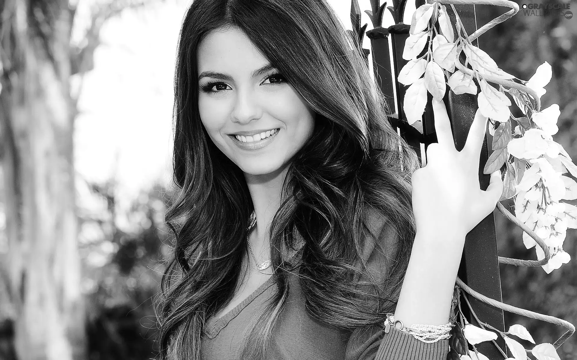 smiling, victoria justice