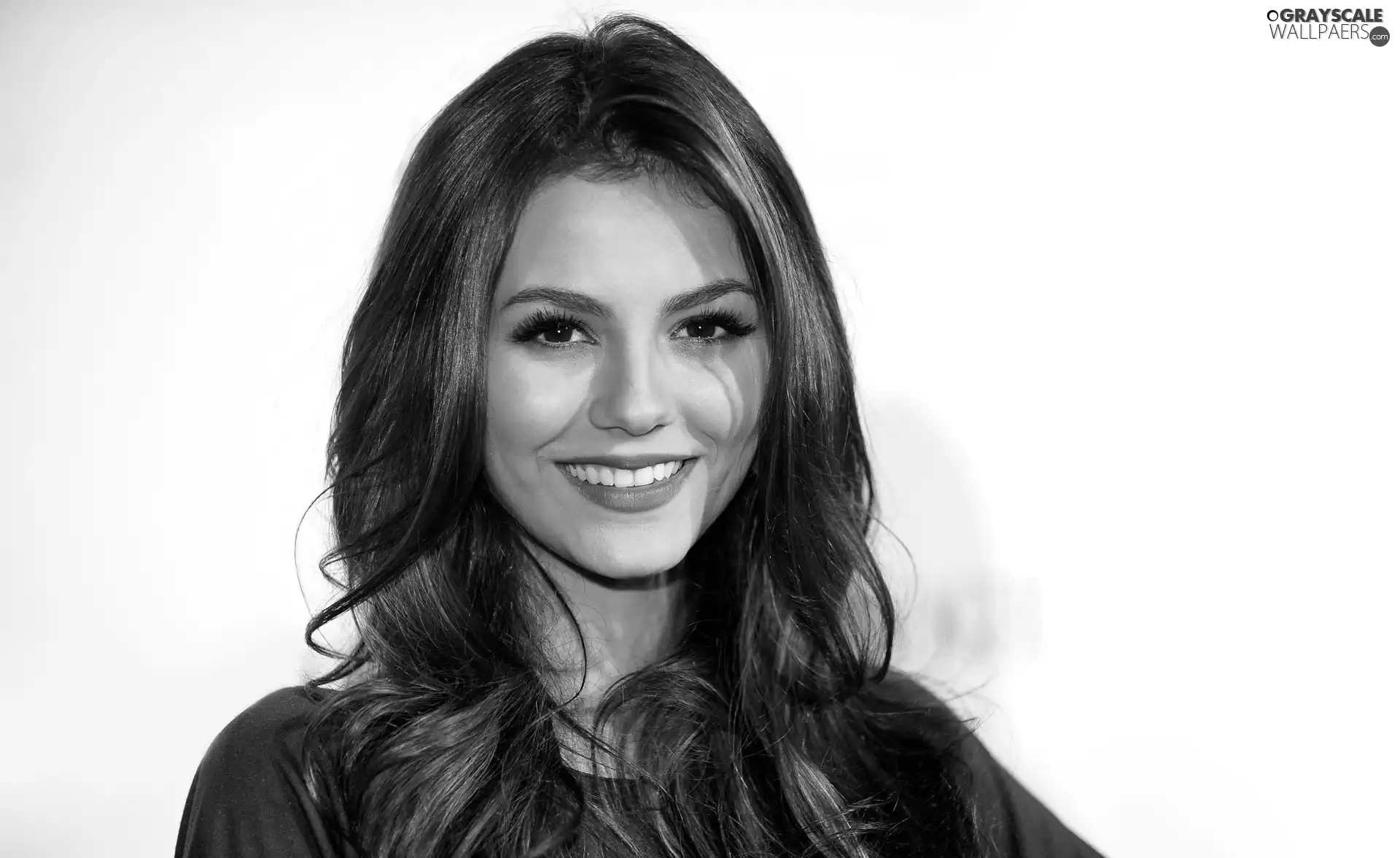 smiling, victoria justice