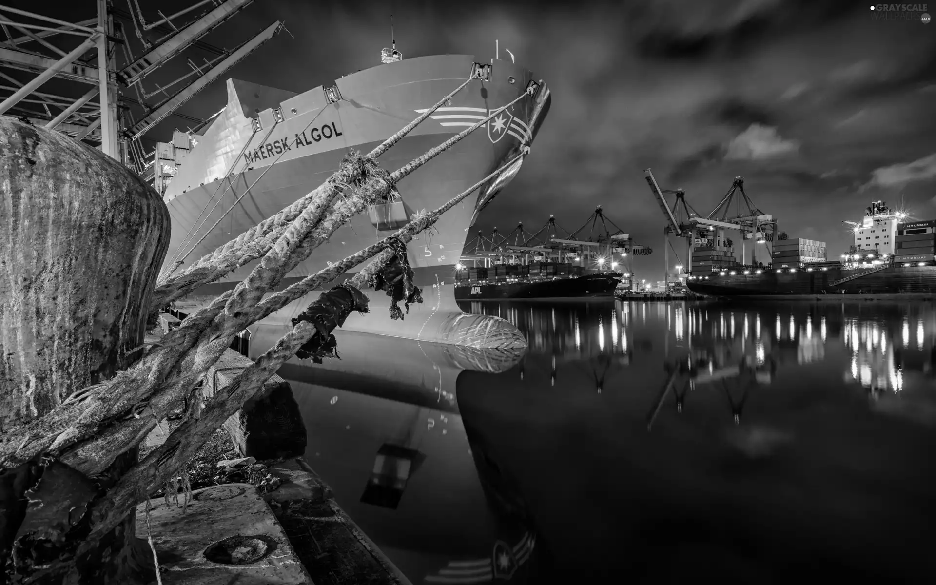 Night, port, vessels