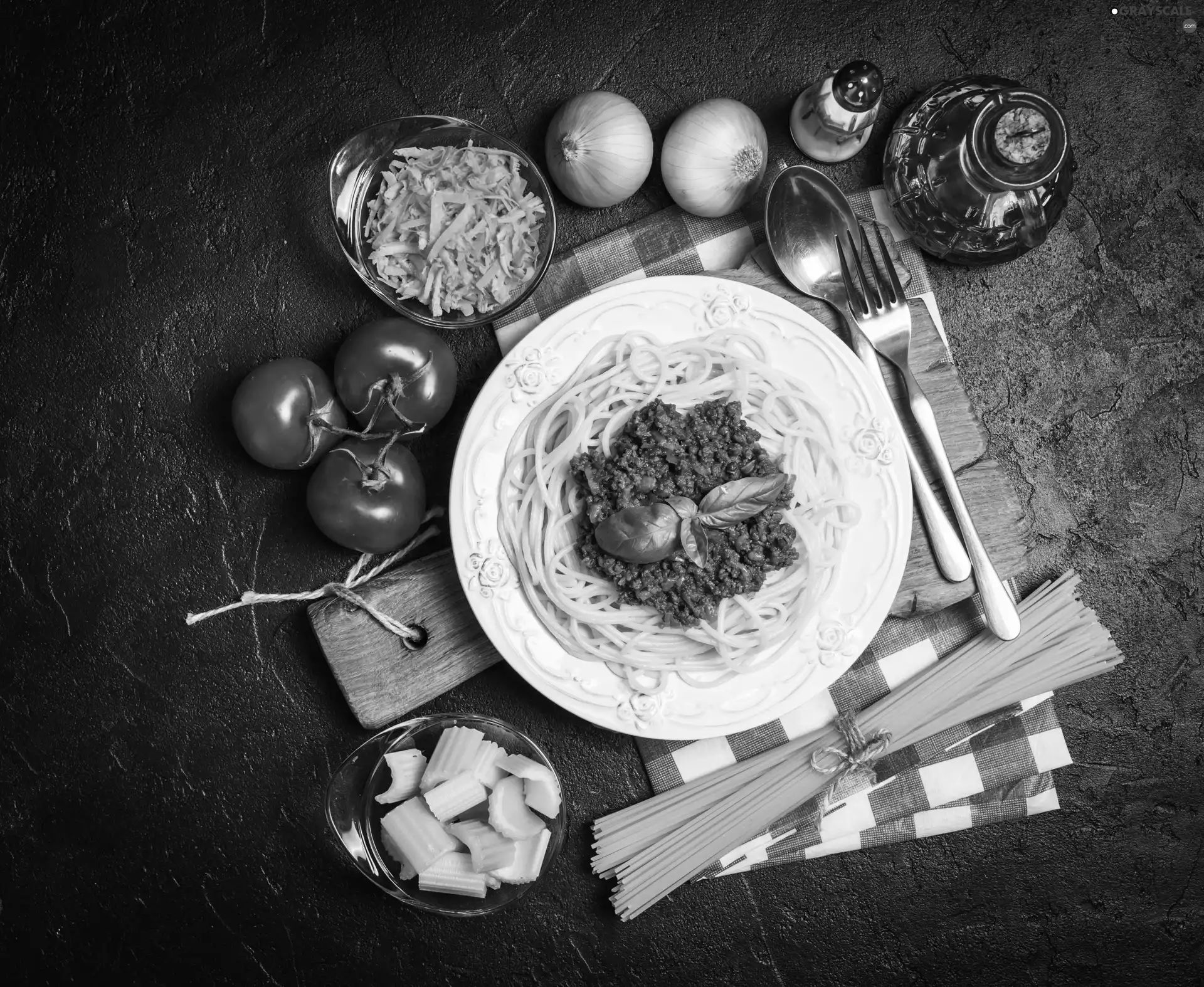 spaghetti, macaroni, tomatoes, plate