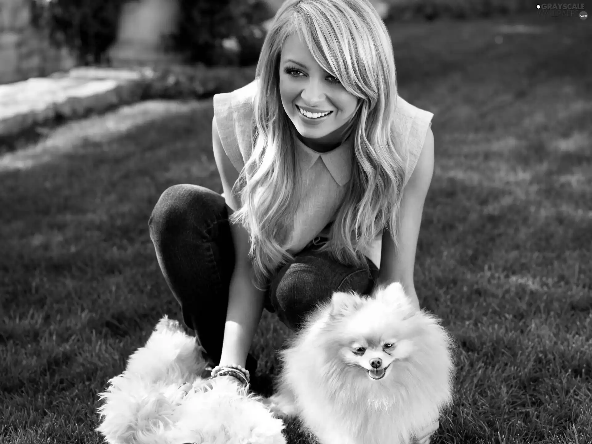 smiling, Two cars, puppies, Nicole Richie