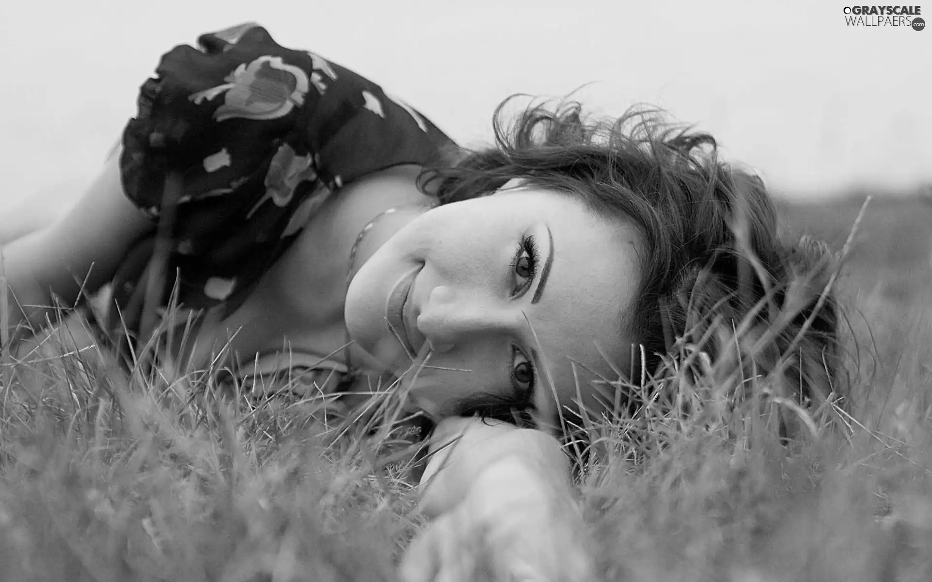 Women, Meadow, resting, The look