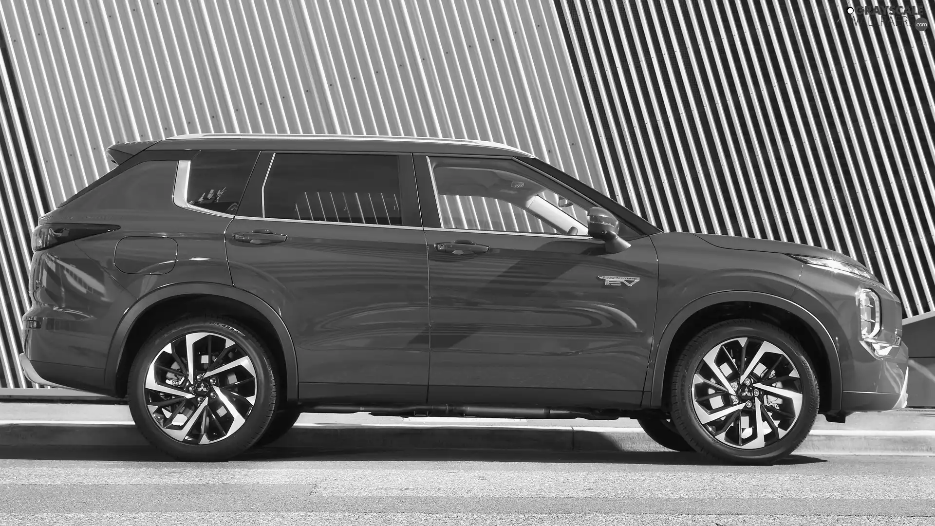 Mitsubishi Outlander PHEV, side