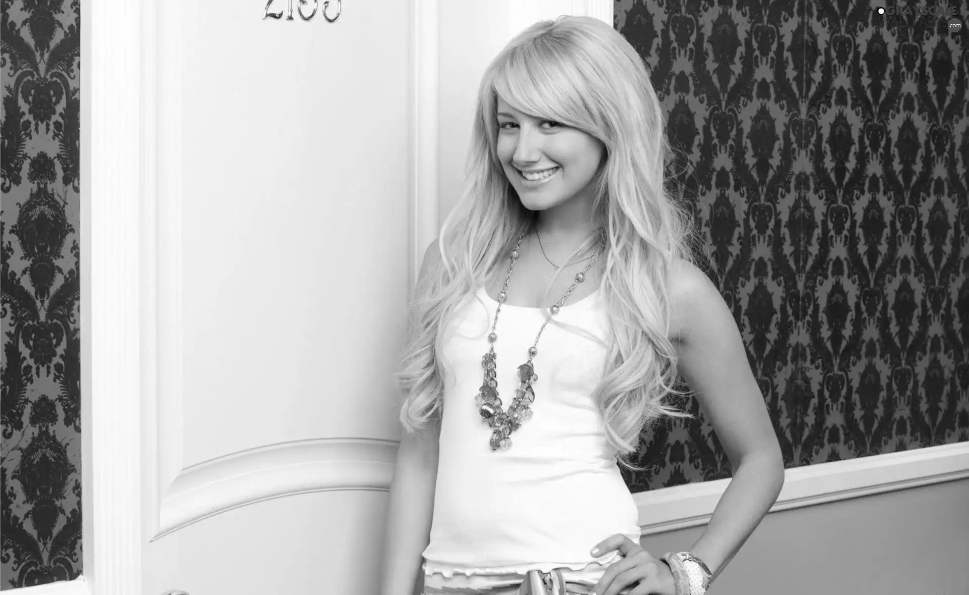 smiling, Ashley Tisdale