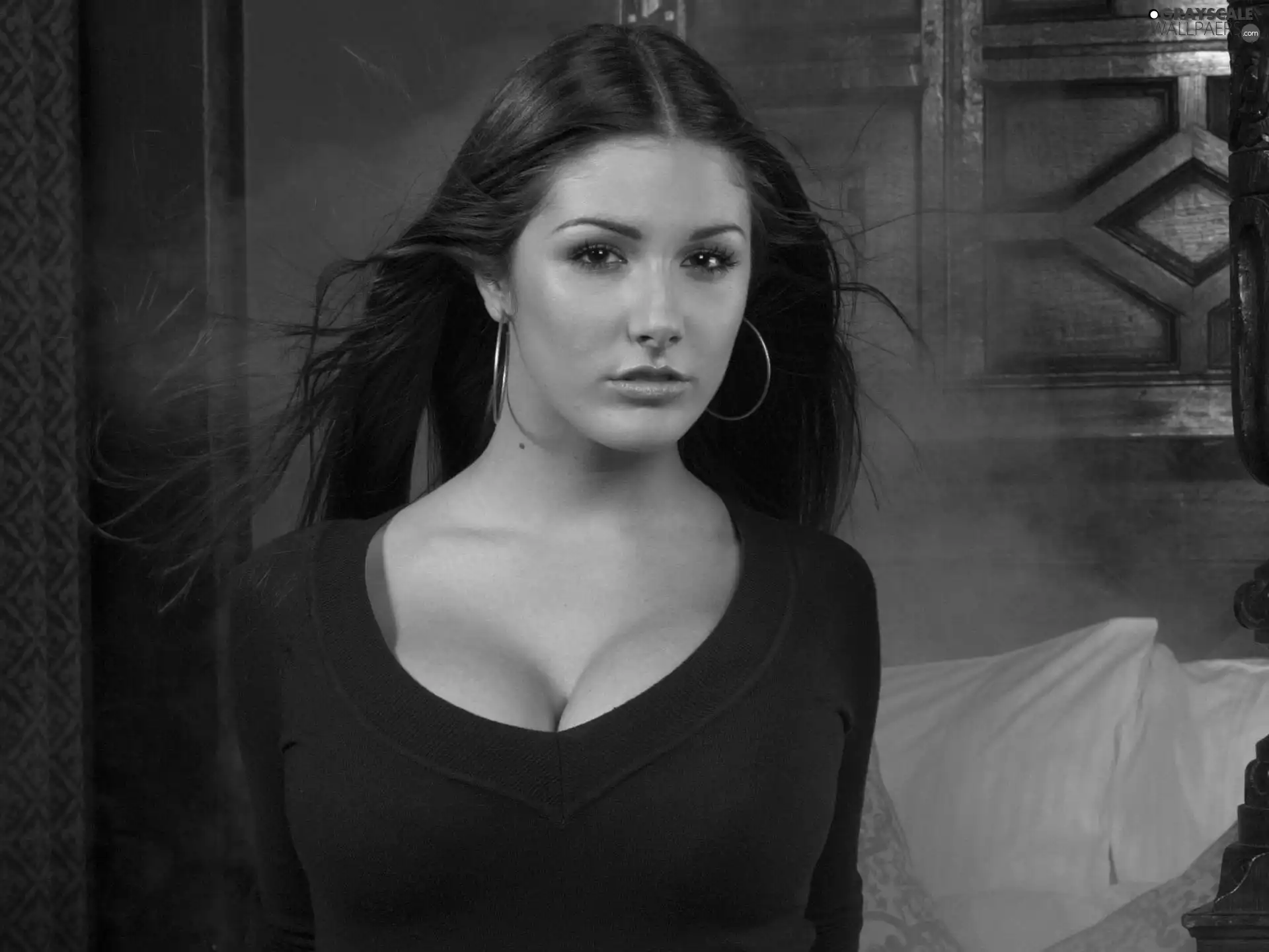 ear-ring, lucy Pinder, tunic