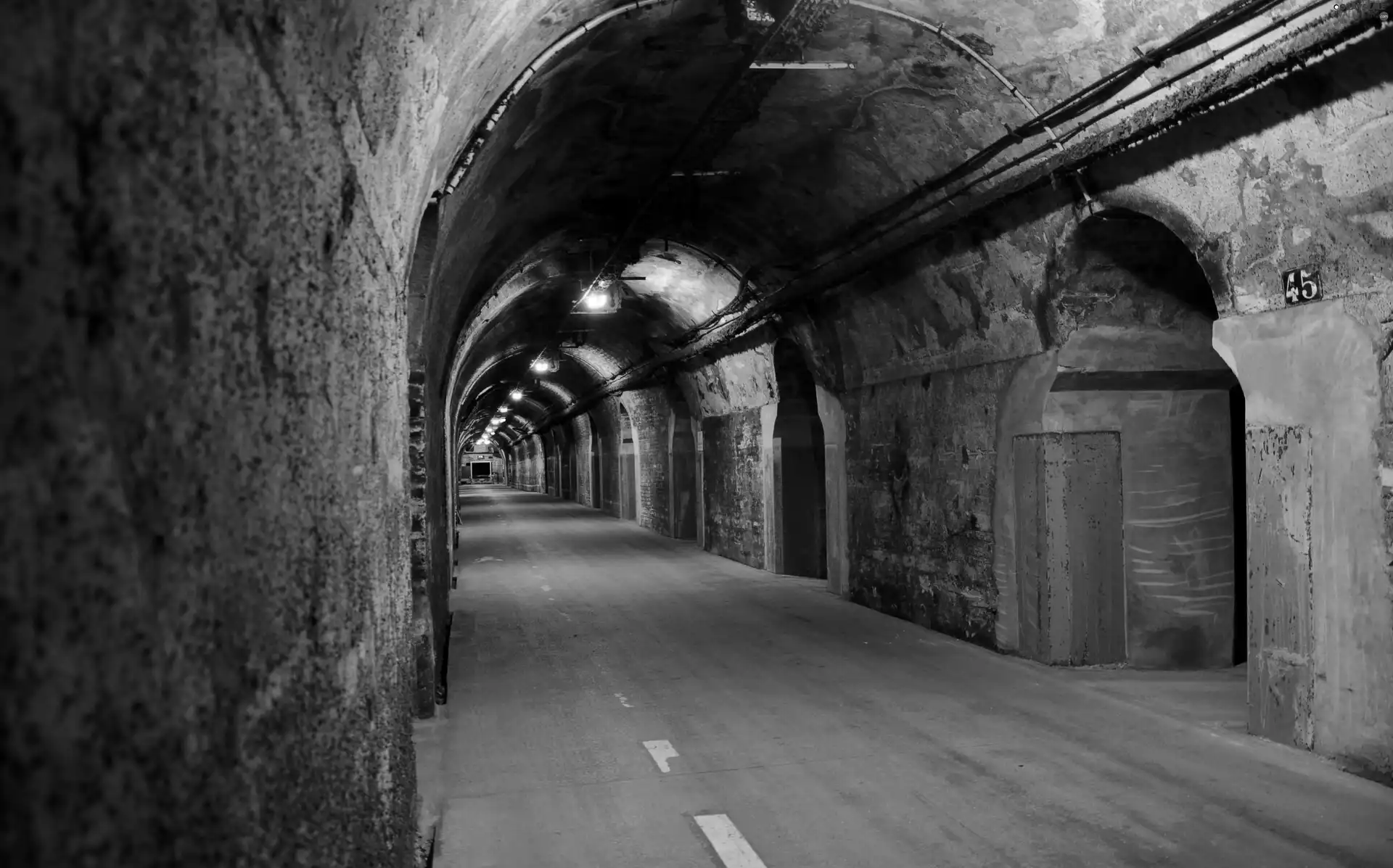 Way, Floodlit, tunnel