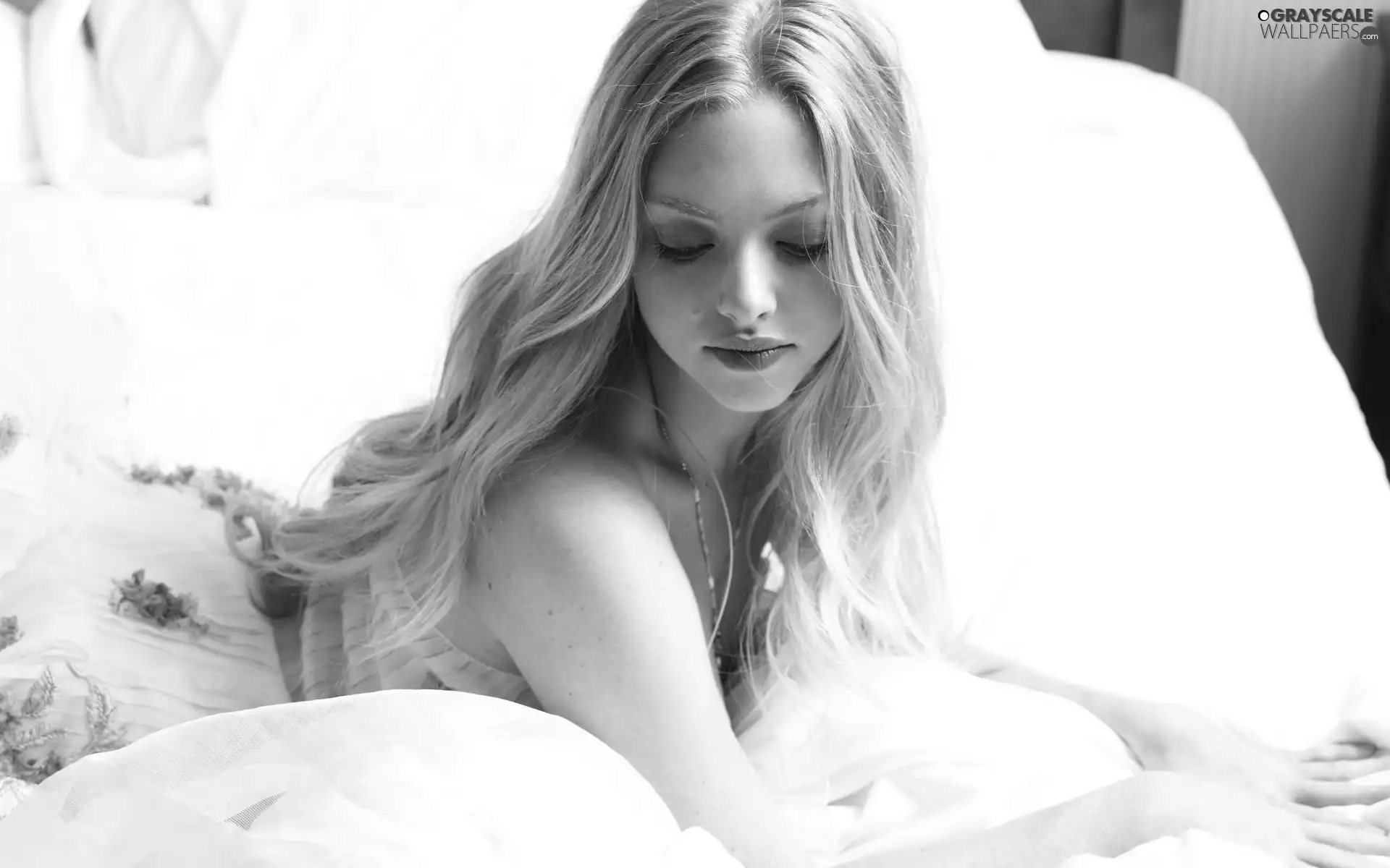 Amanda Seyfried, White Bed