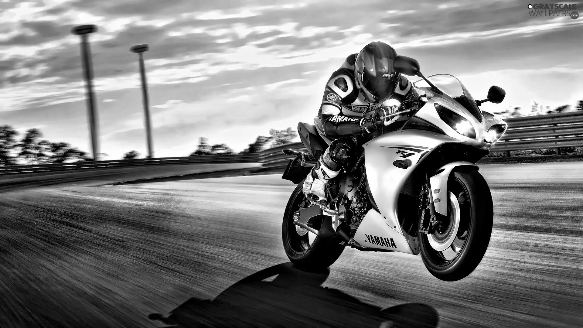 Yamaha R1, track